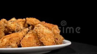 凉爽，新鲜，多汁，煮熟的鸡翅在面包转盘上旋转。 布法罗翅膀以白色展开食物